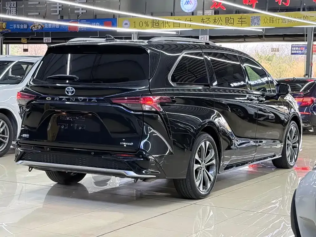 Toyota Granvia — фото 7