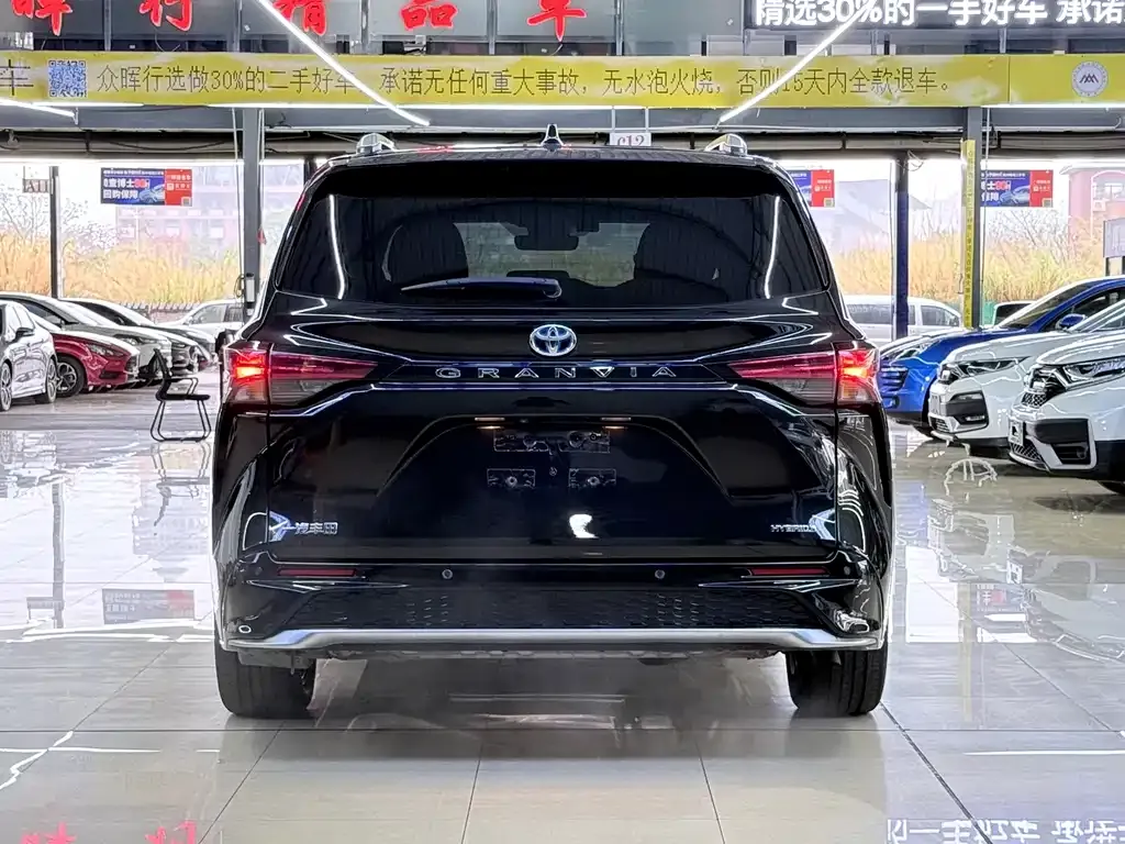 Toyota Granvia — фото 2