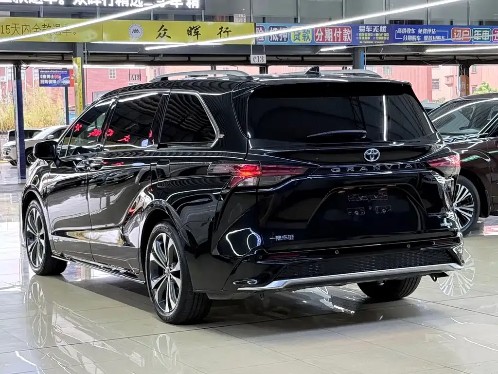 Toyota Granvia — фото 9