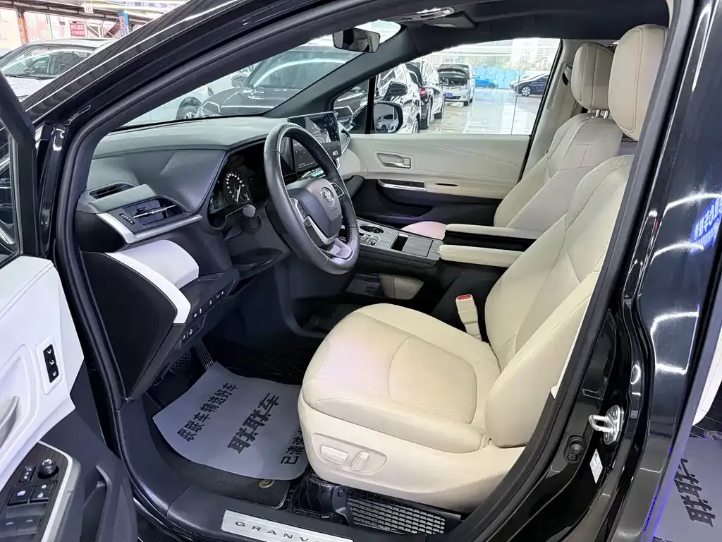 Toyota Granvia — фото 10
