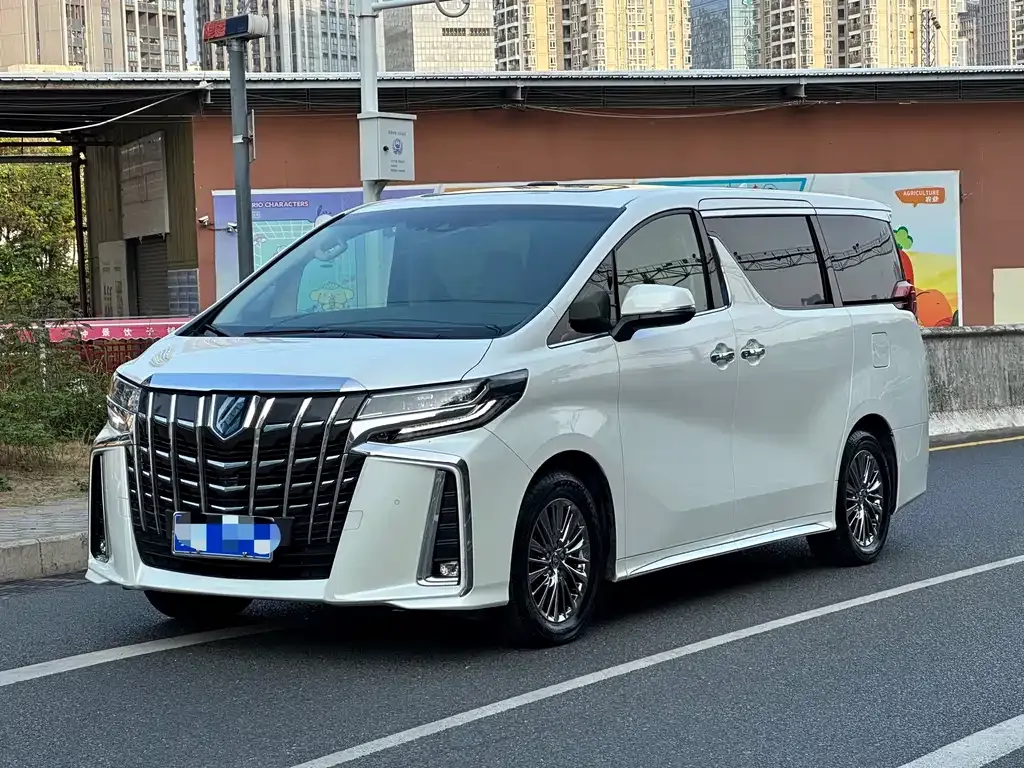 Toyota Alphard — фото 1