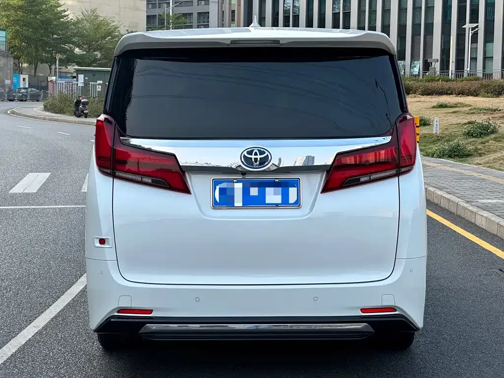 Toyota Alphard — фото 9