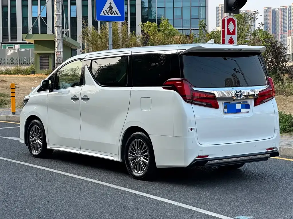 Toyota Alphard — фото 3