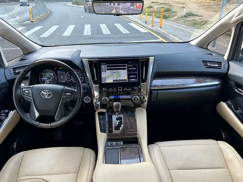 Toyota Alphard — фото 8