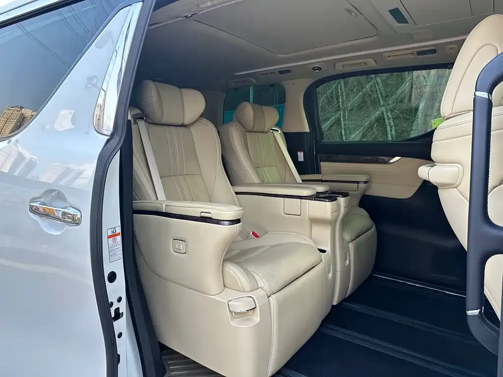 Toyota Alphard — фото 2
