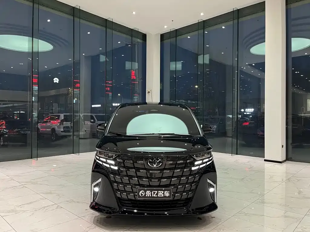 Toyota Alphard — фото 1
