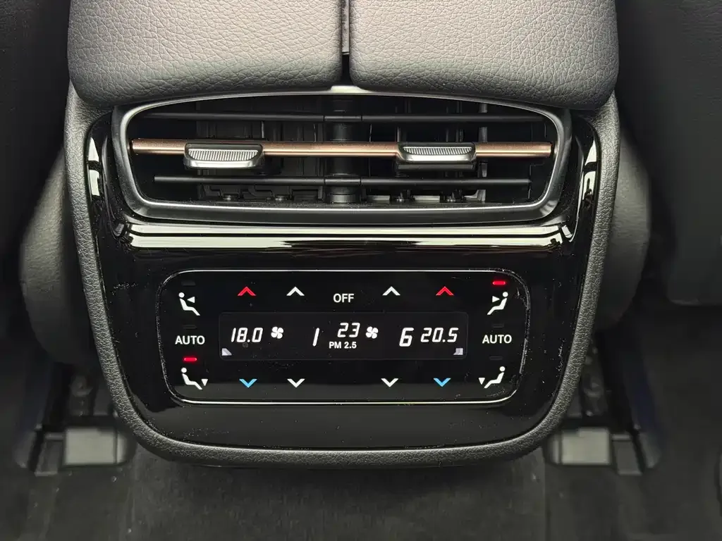 Mercedes-Benz EQE AMG — фото 10