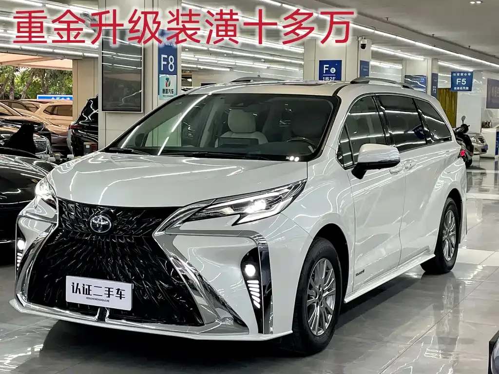 Toyota Sienna — фото 1