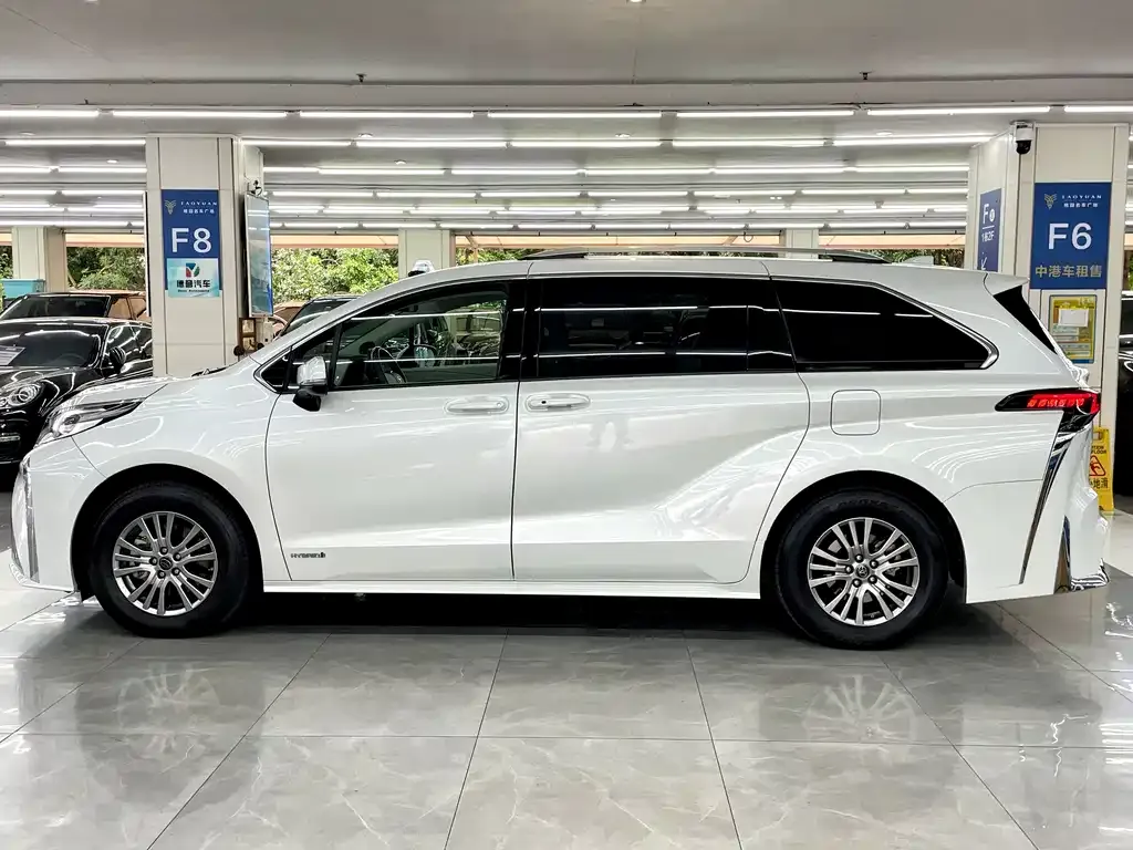 Toyota Sienna — фото 7