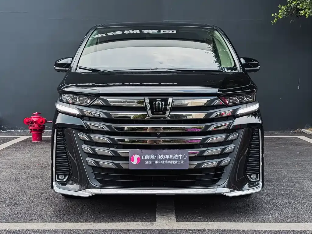 Toyota Vellfire — фото 1