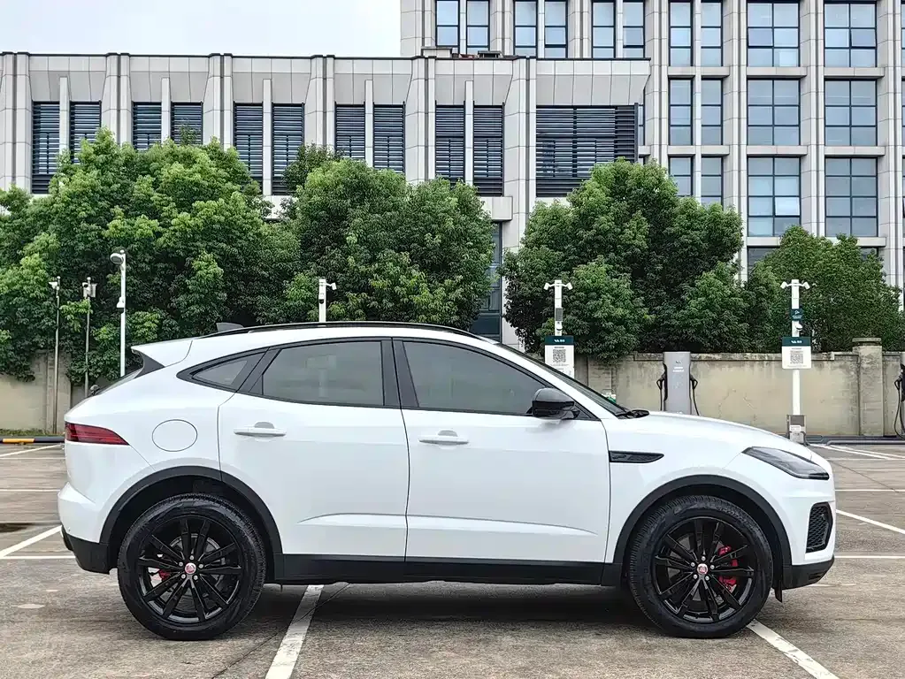 Jaguar E-PACE — фото 8