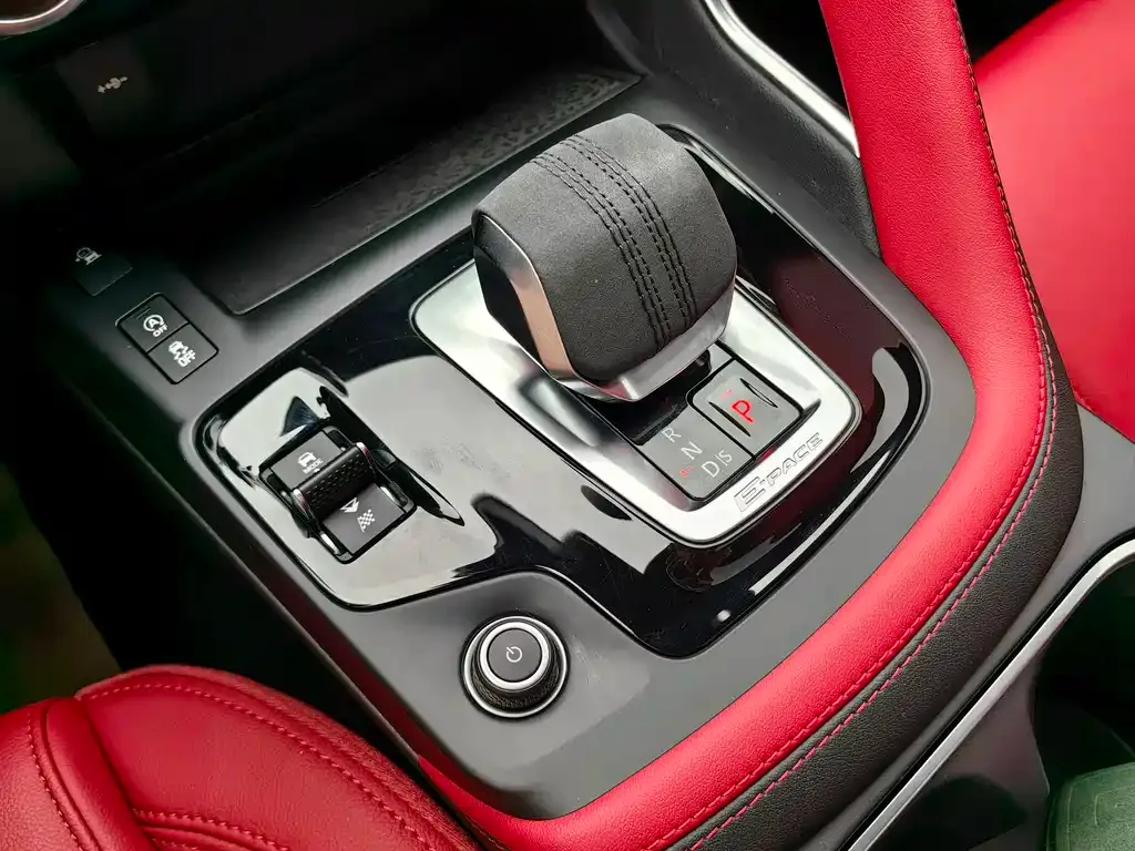 Jaguar E-PACE — фото 10