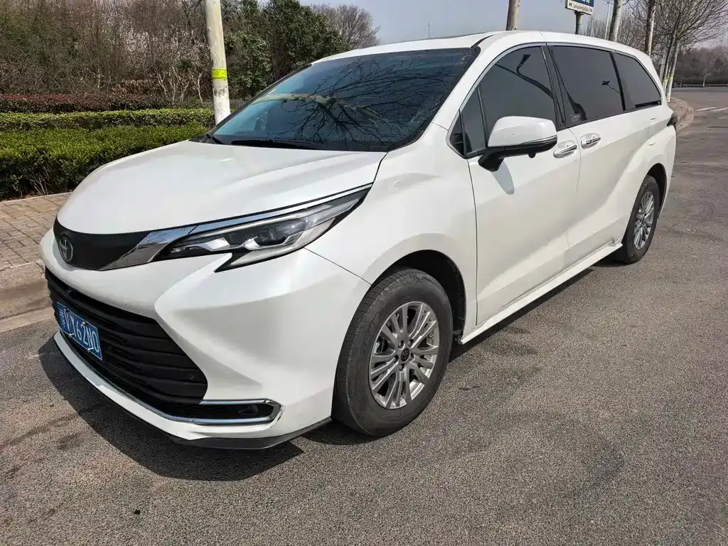 Toyota Sienna — фото 1