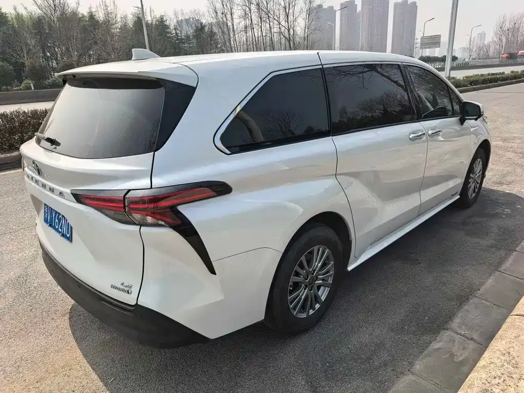 Toyota Sienna — фото 9