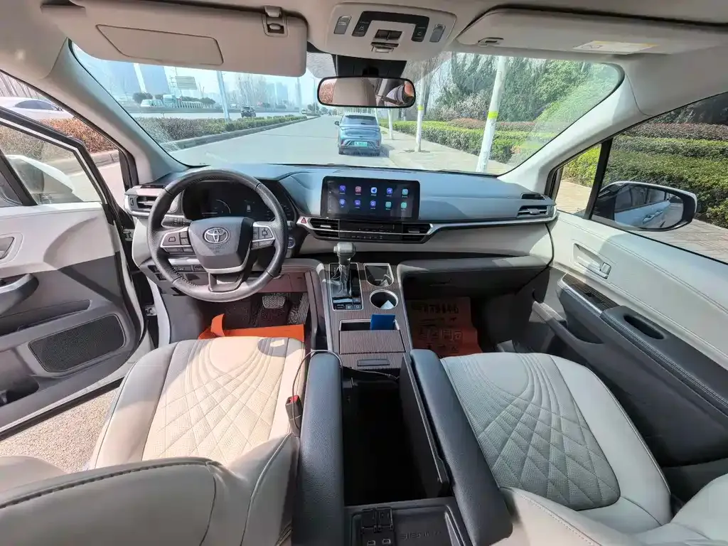 Toyota Sienna — фото 8
