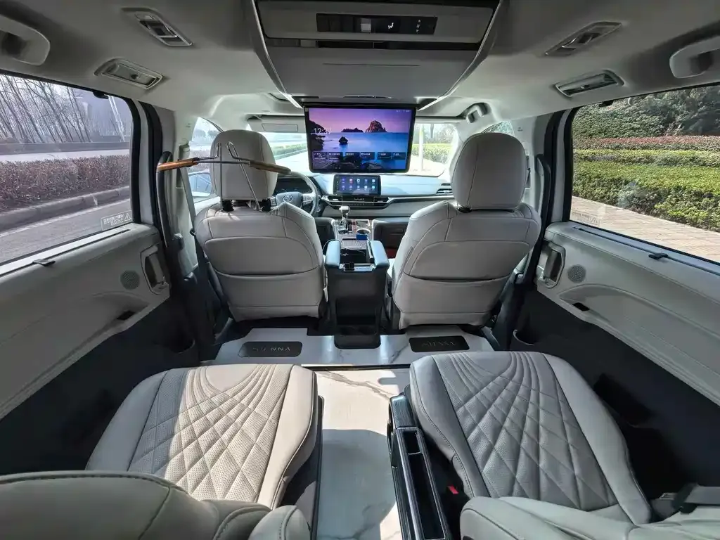 Toyota Sienna — фото 6