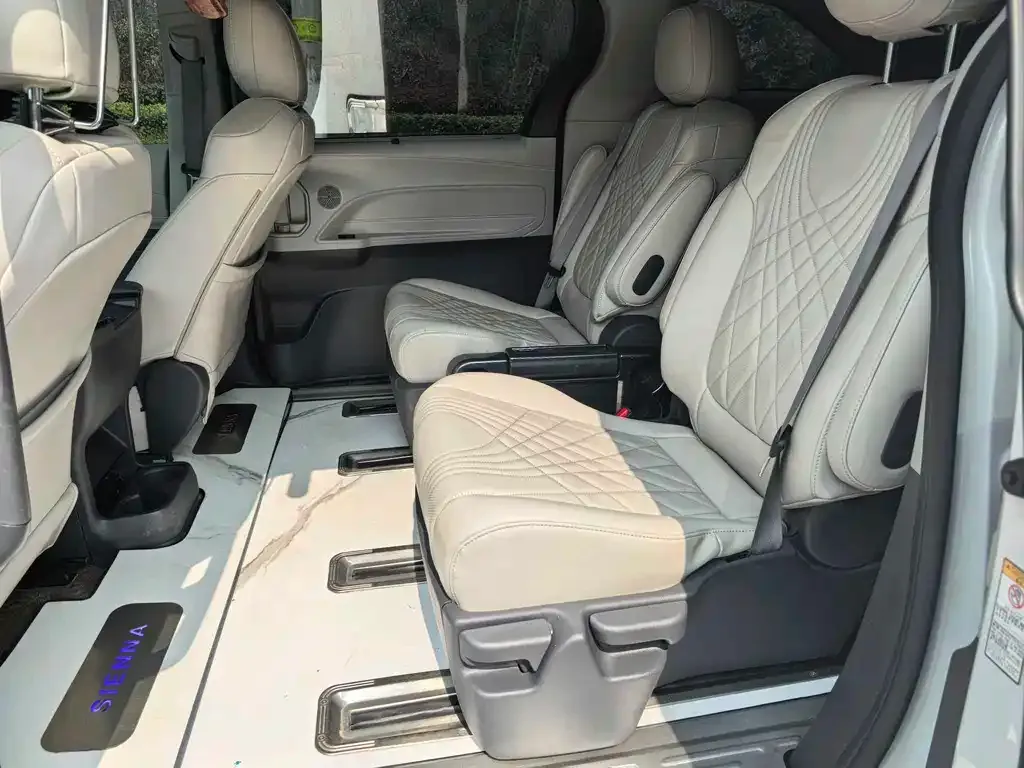 Toyota Sienna — фото 3