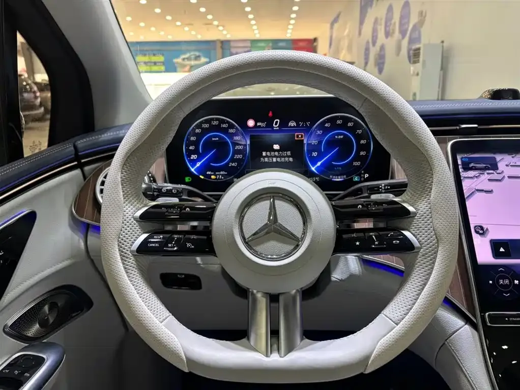 Mercedes-Benz EQE SUV — фото 3