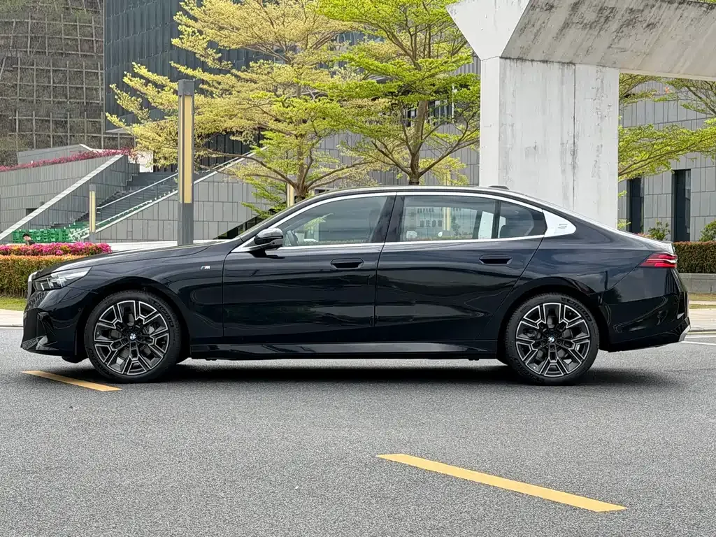 BMW 5 Series — фото 10