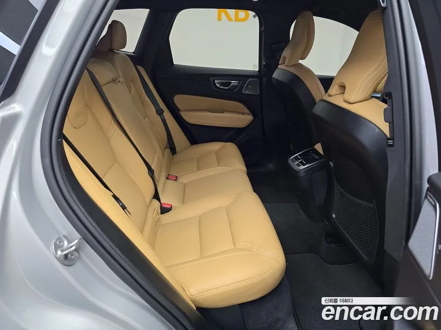 Volvo XC60 — фото 10