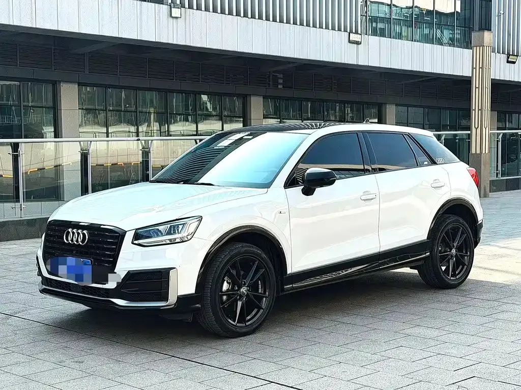 Audi Q2L — фото 1