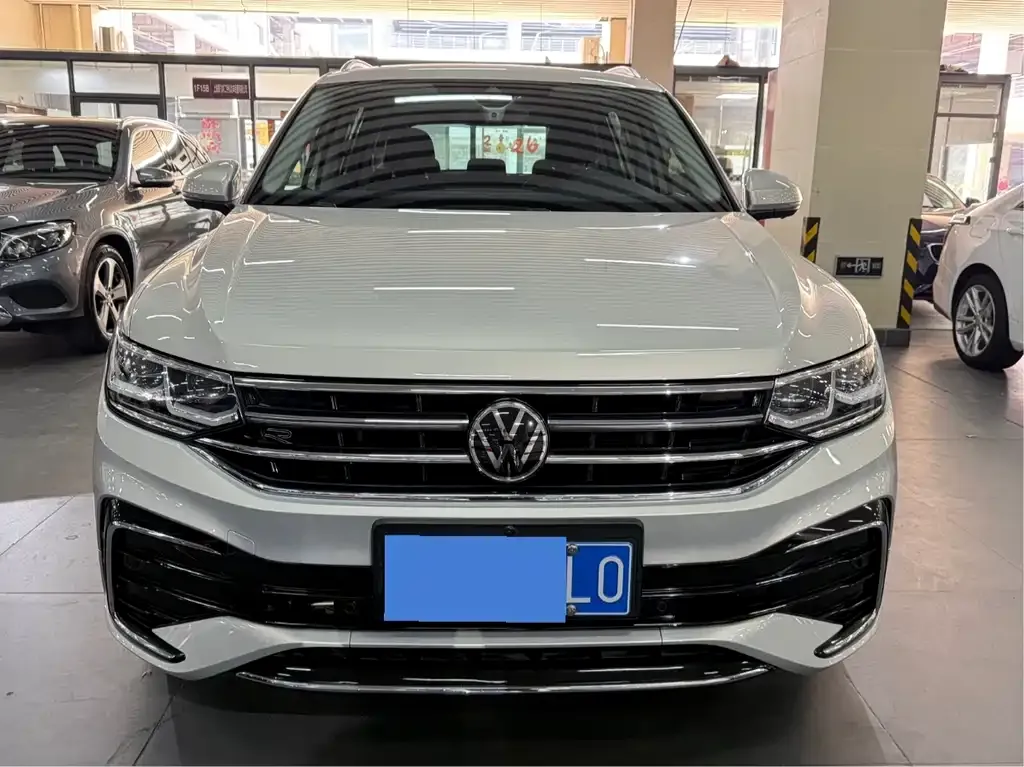 Volkswagen Tiguan L — фото 1