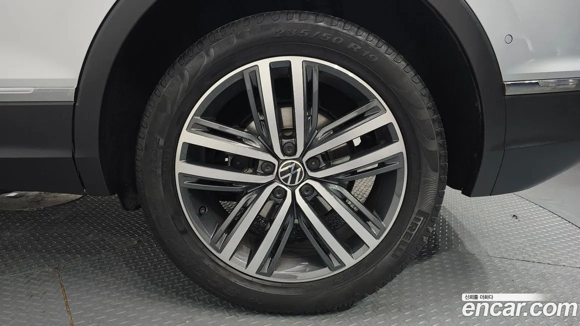 Volkswagen Tiguan — фото 9
