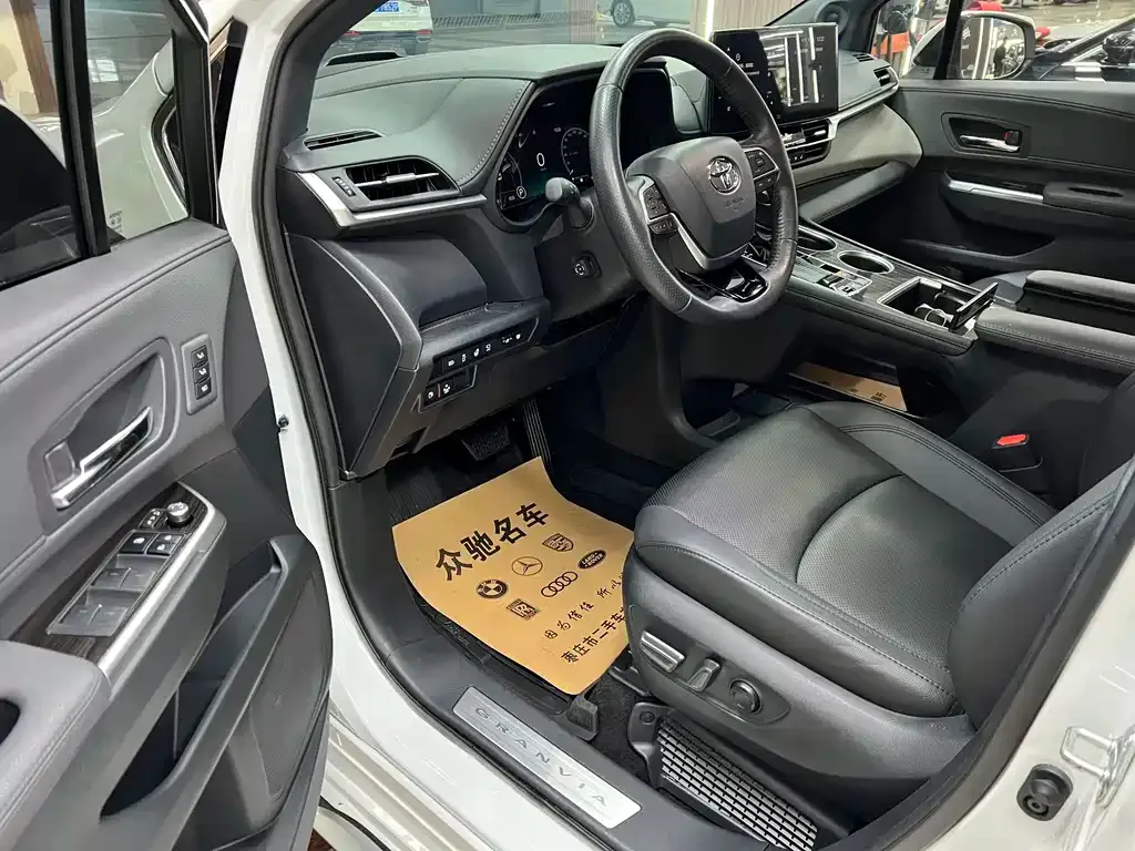 Toyota Granvia — фото 6