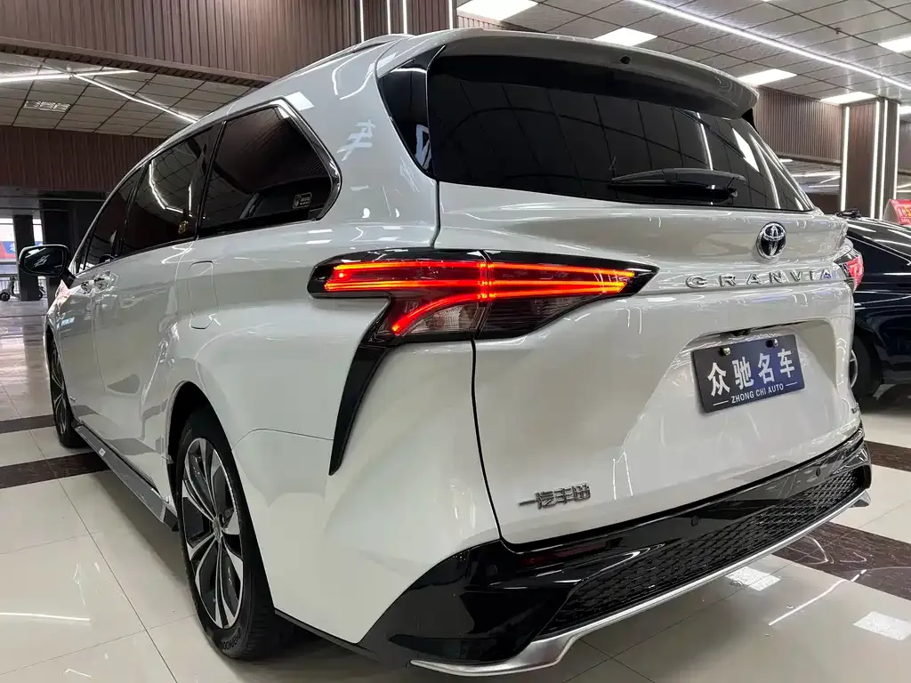 Toyota Granvia — фото 8