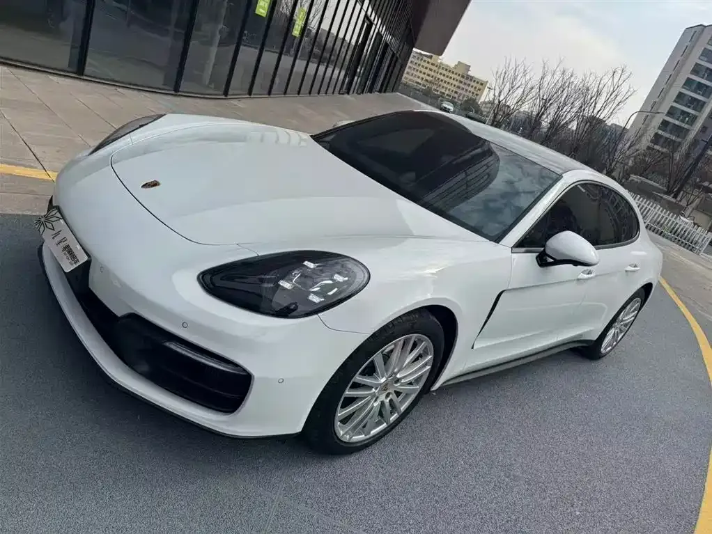 Porsche Panamera — фото 1