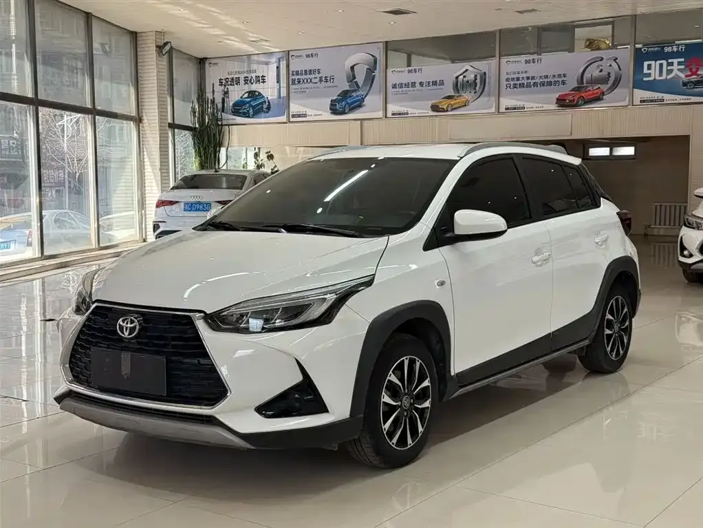 Toyota Yaris L — фото 1