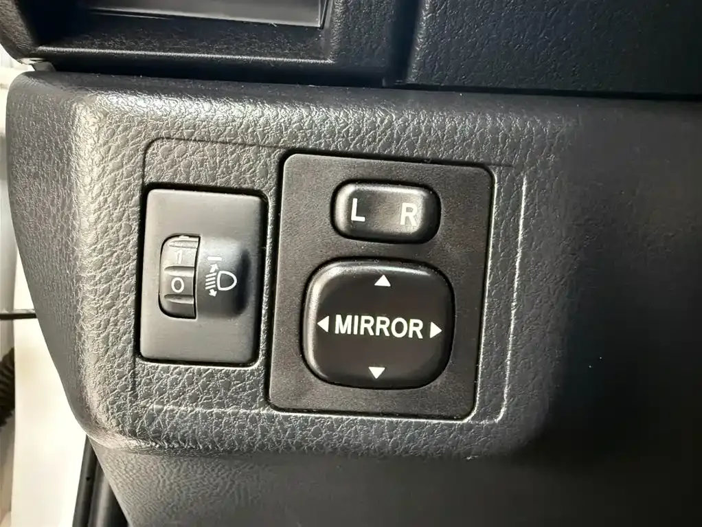 Toyota Yaris L — фото 7