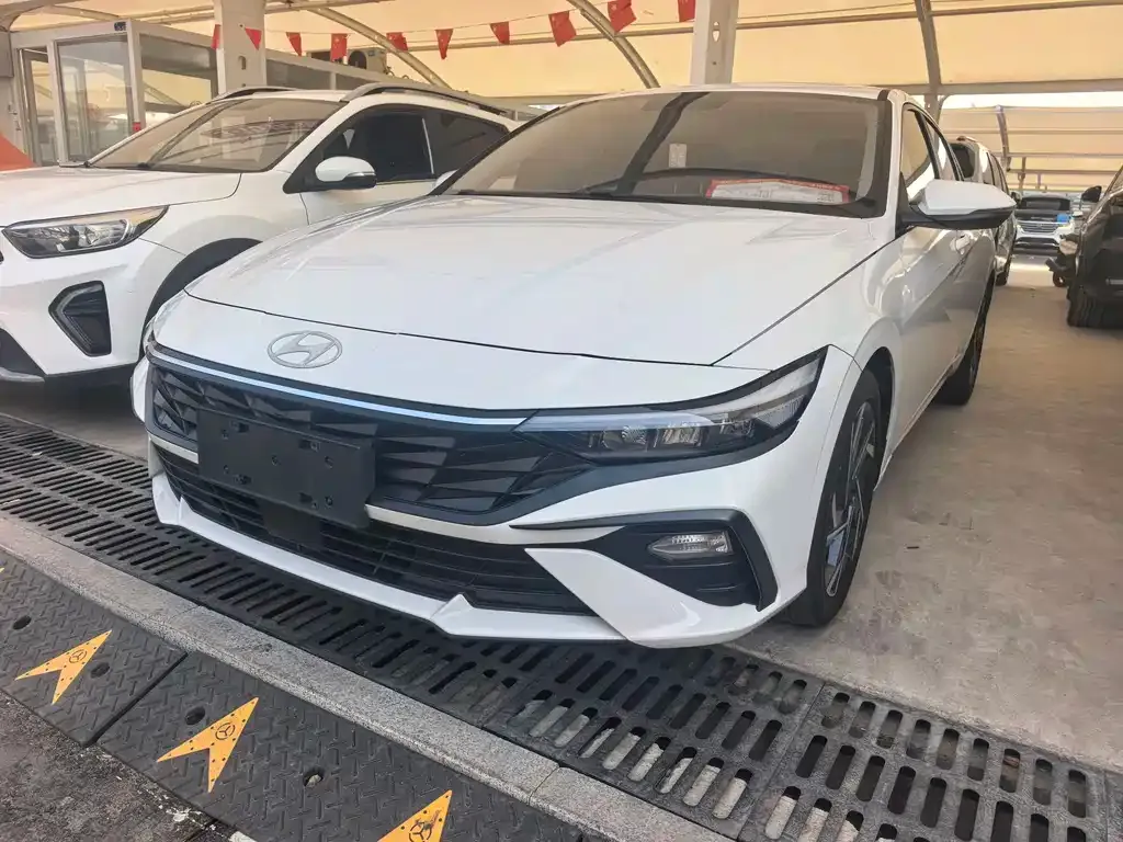 Hyundai Elantra — фото 1