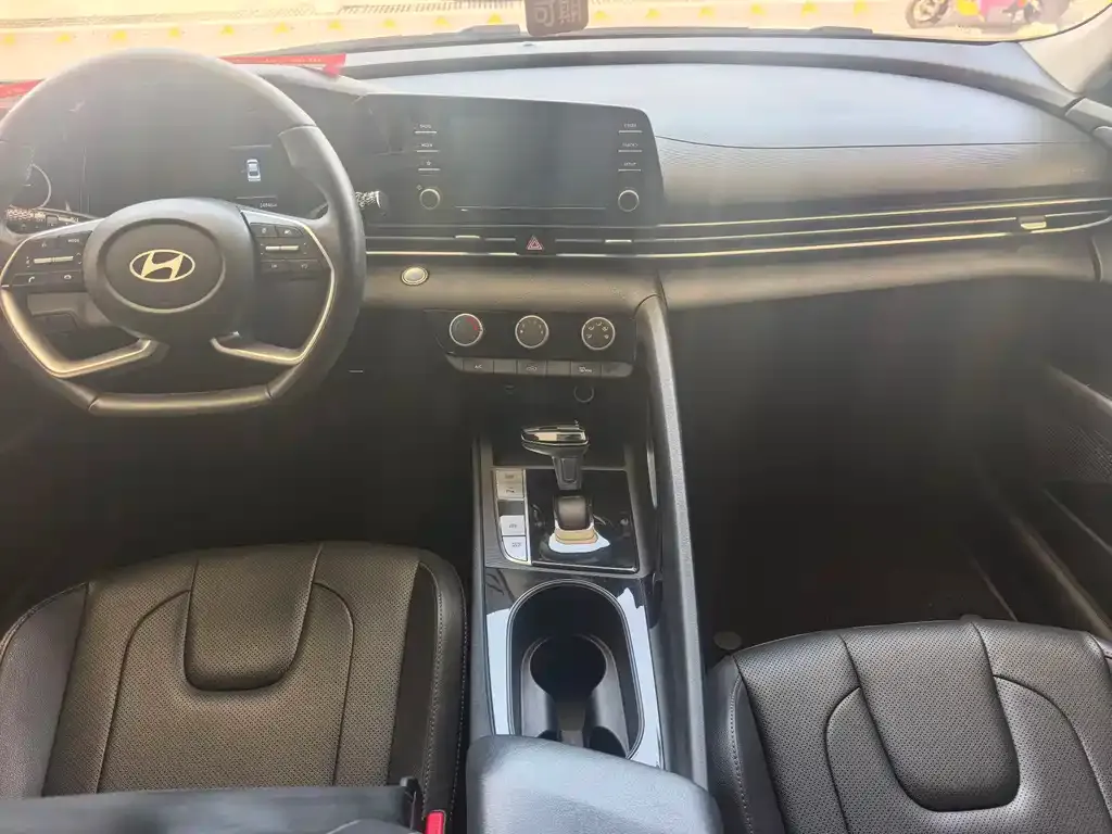 Hyundai Elantra — фото 2