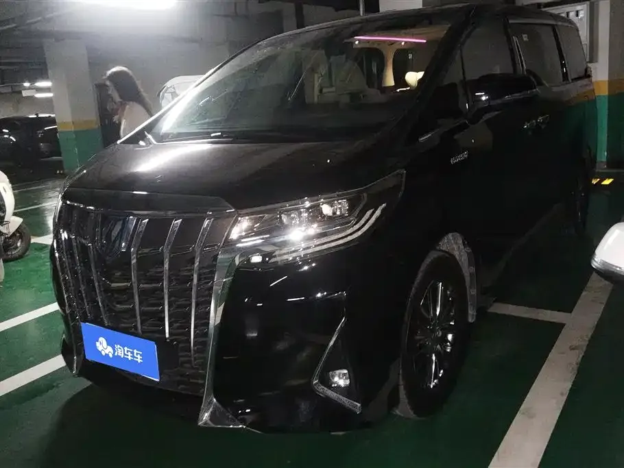 Toyota Alphard — фото 1