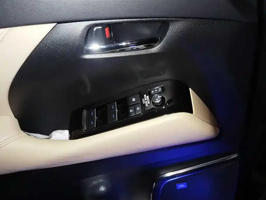 Toyota Alphard — фото 5