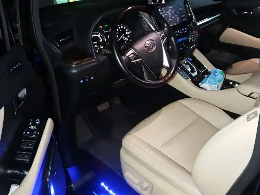 Toyota Alphard — фото 3