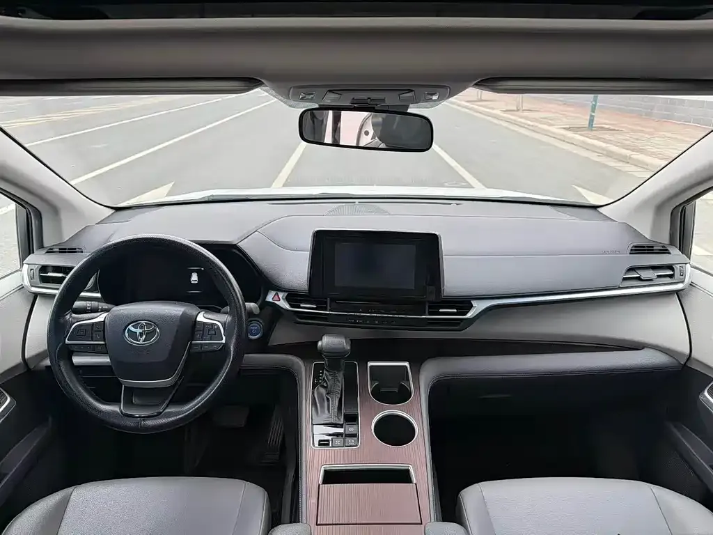 Toyota Granvia — фото 8