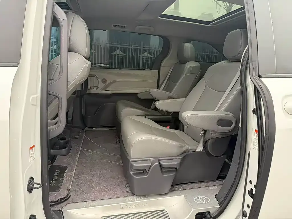 Toyota Granvia — фото 6