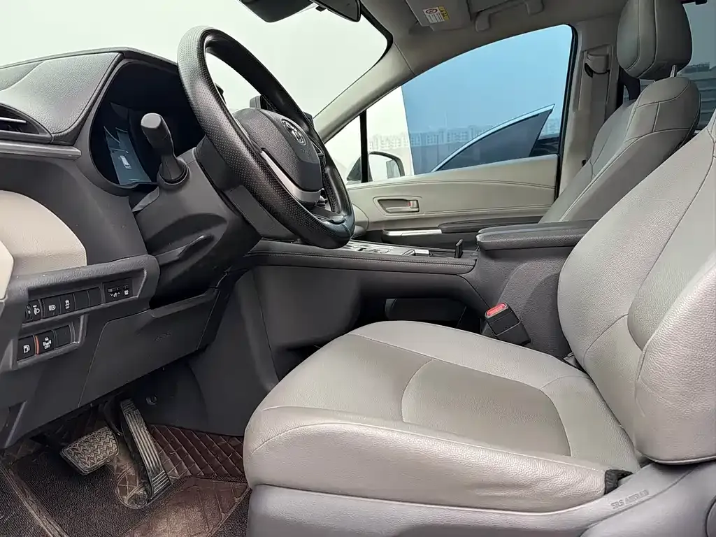 Toyota Granvia — фото 10