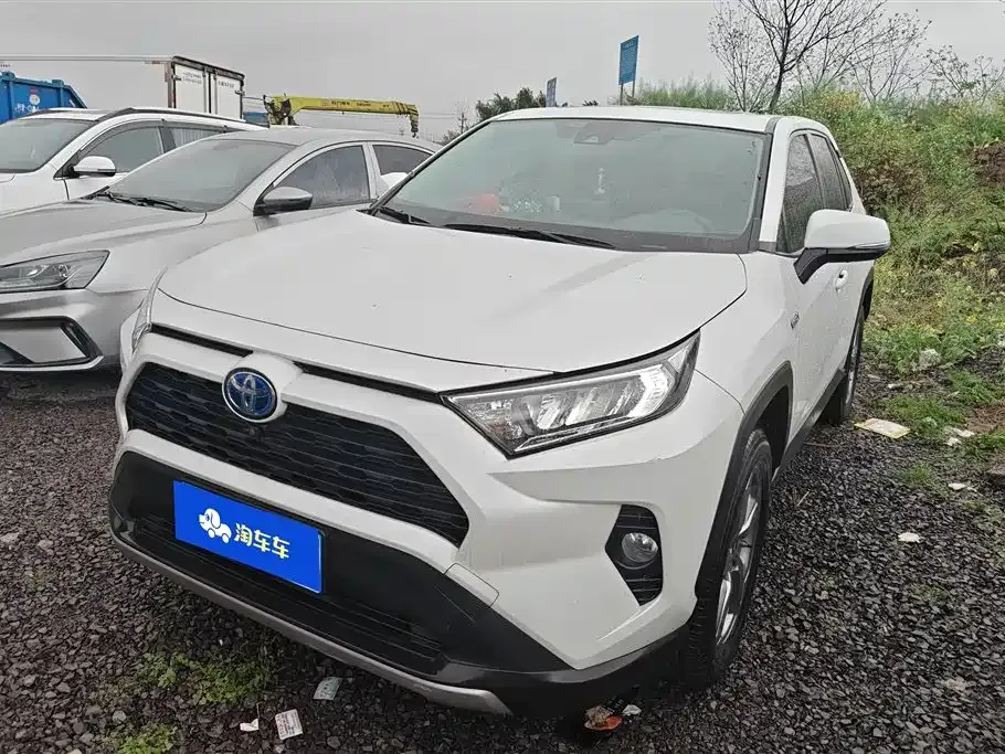 Toyota RAV4 — фото 1
