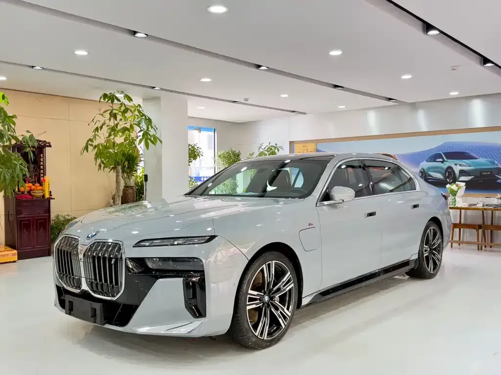 BMW i7 — фото 1