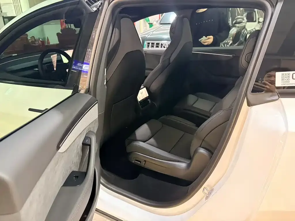 Tesla Model Y L — фото 4