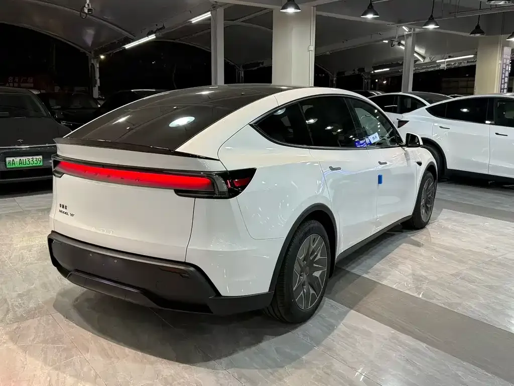 Tesla Model Y L — фото 7