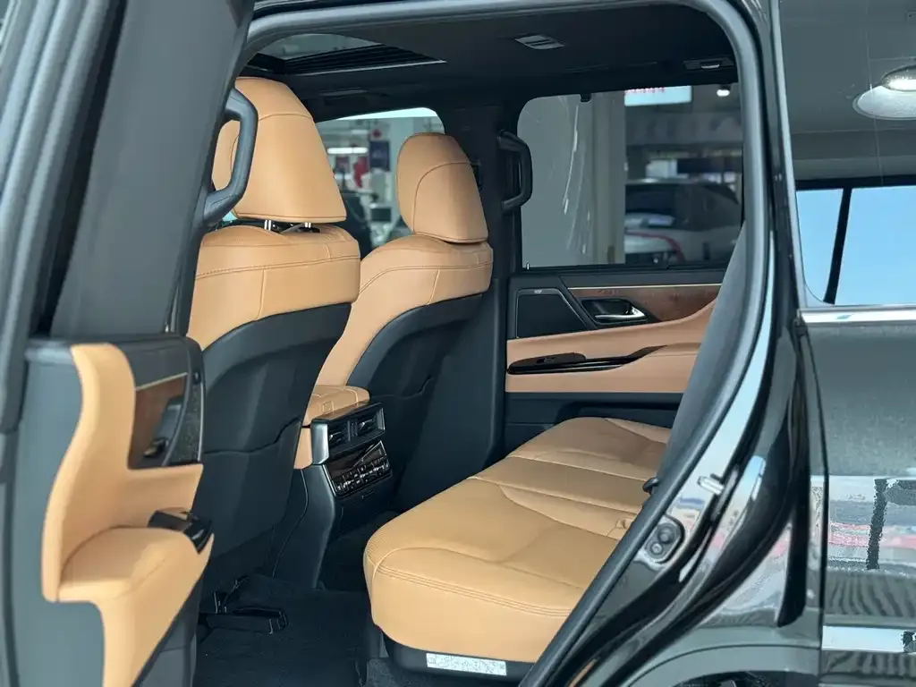 Lexus LX — фото 10