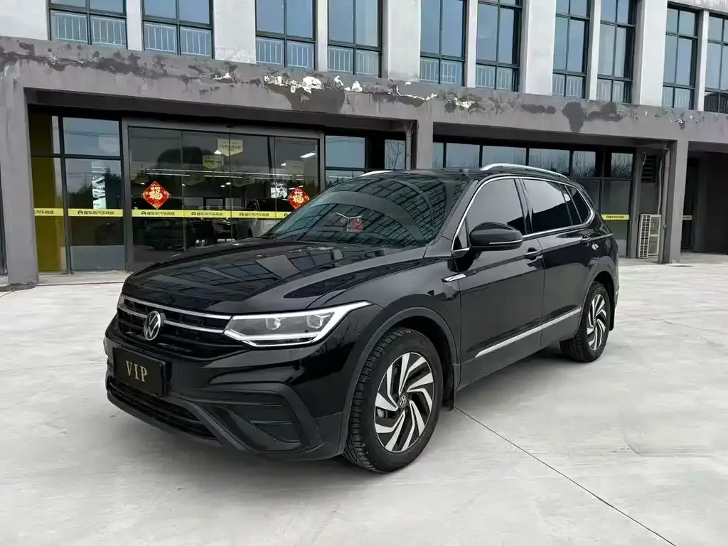 Volkswagen Tiguan L — фото 1