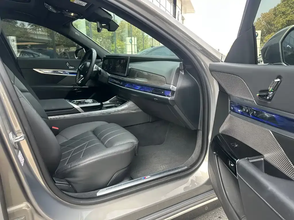 BMW i7 — фото 2