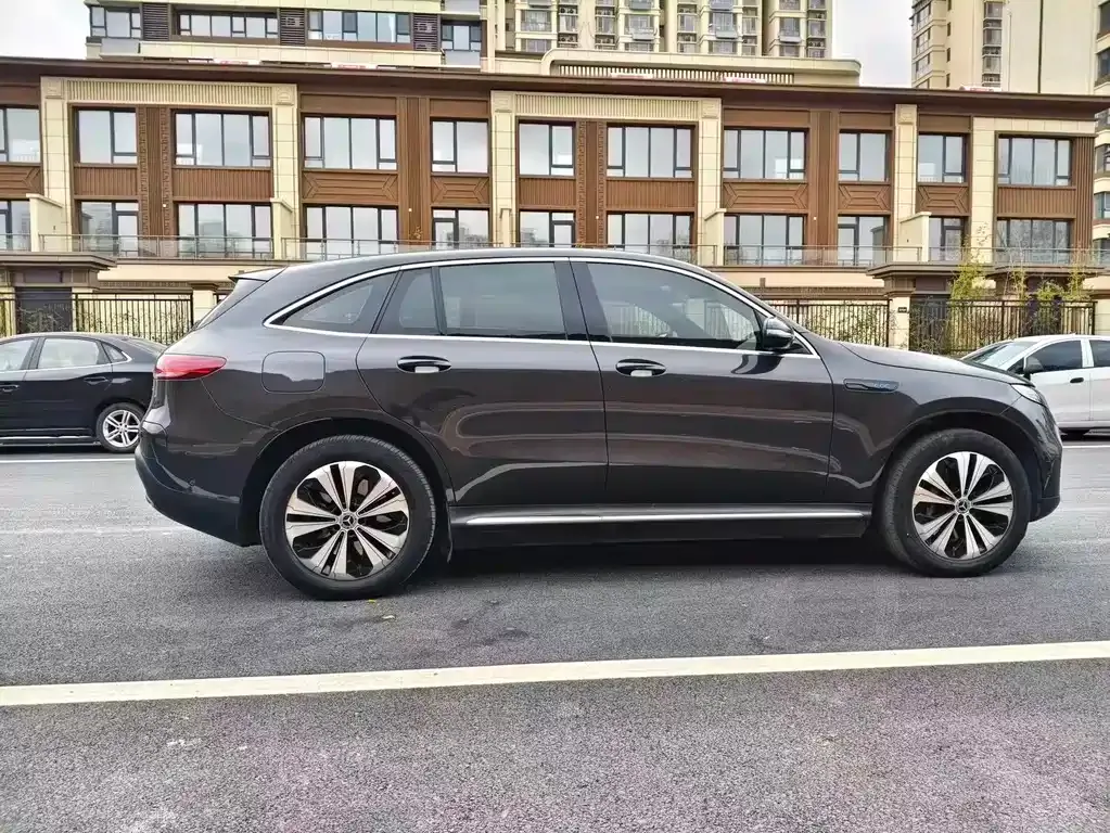 Mercedes-Benz EQC — фото 10