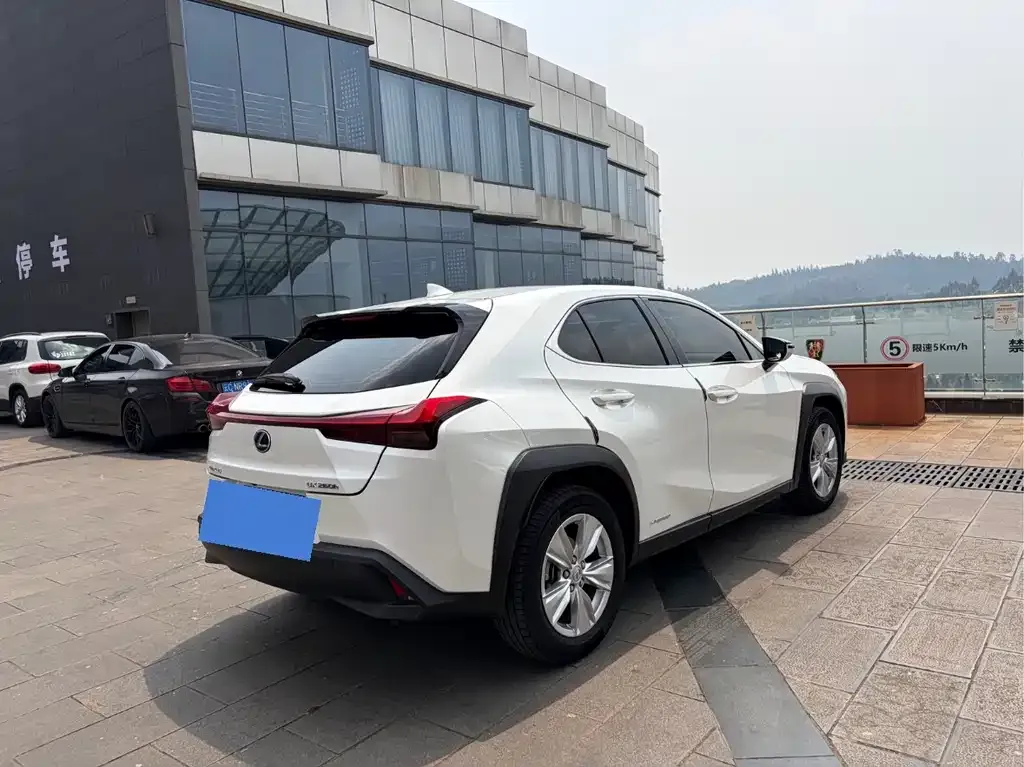 Lexus UX — фото 2