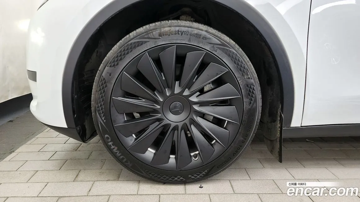 Tesla Model Y — фото 9
